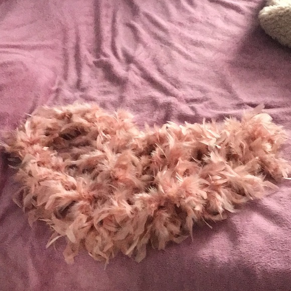 Chantelle Feather boa Italian scarf pink new with tags - Picture 4 of 4
